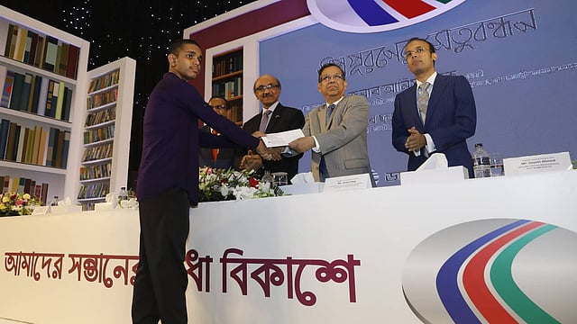 ডাচ-বাংলা ব্যাংকের বৃত্তি শিক্ষার্থীদের হাতে তুলে দেওয়া হচ্ছে। বঙ্গবন্ধু আন্তর্জাতিক সম্মেলন কেন্দ্র, ঢাকা, ২৮ সেপ্টেম্বর। ছবি: সাবিনা ইয়াসমিন
