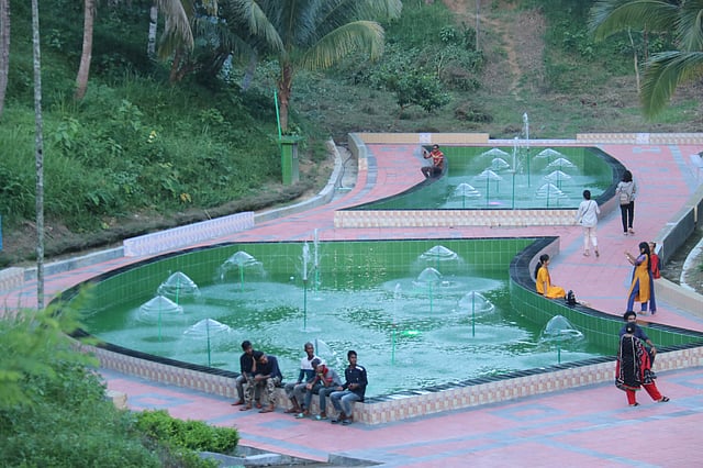 এটি পার্বত্য জেলা পরিষদ হর্টিকালচার পার্ক। এখানে ফোয়ারার পাশে বসে কিছু সময় কাটাচ্ছেন পর্যটকেরা