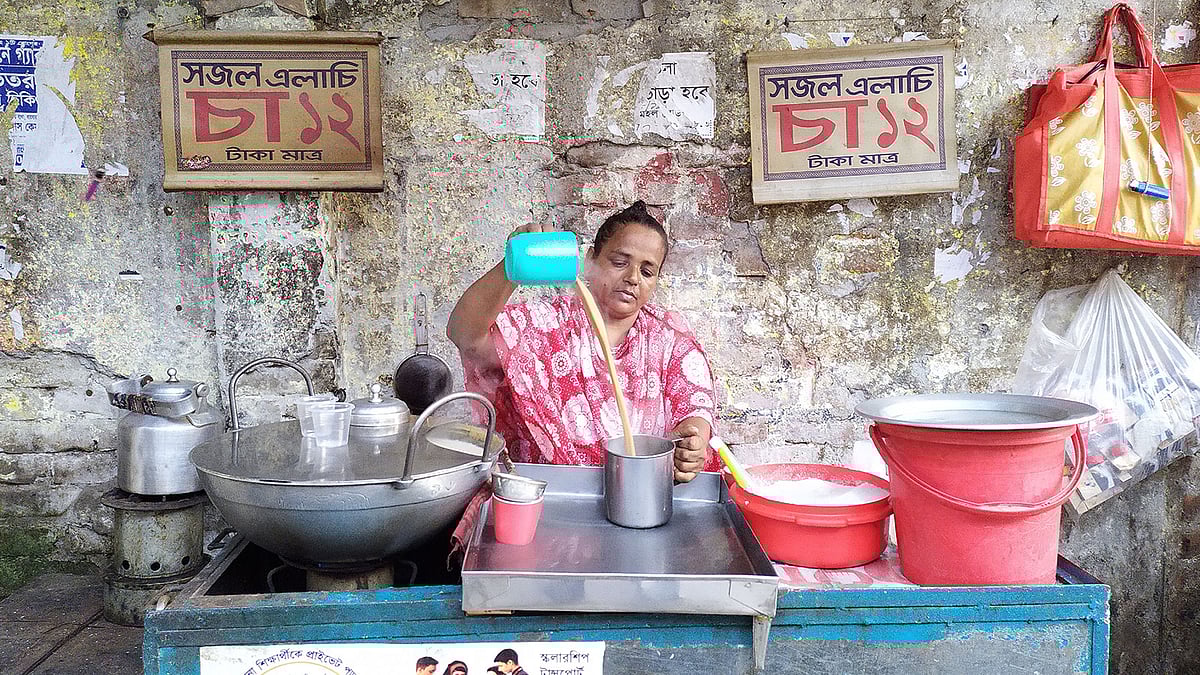 নিজ দোকানে রাহেলা বেগম। ২০ বছর আগে ঢাকায় আসেন তিনি। ছবি: তাইয়্যেবুর রহমান