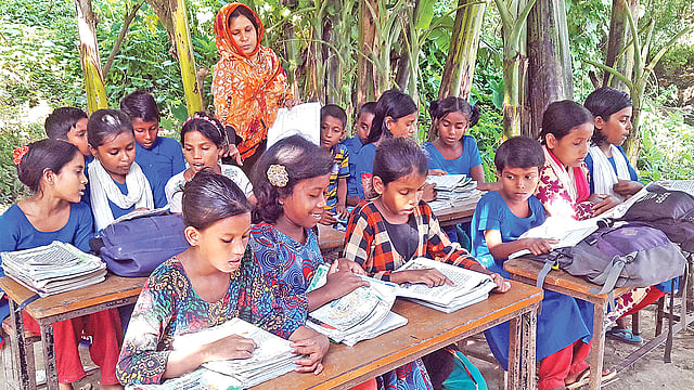 নড়াইলের লোহাগড়া উপজেলার নওয়াখোলা সরকারি প্রাথমিক বিদ্যালয়ের পাঠদান চলছে গাছতলায়। গত মঙ্গলবার তোলা।  ছবি: প্রথম আলো