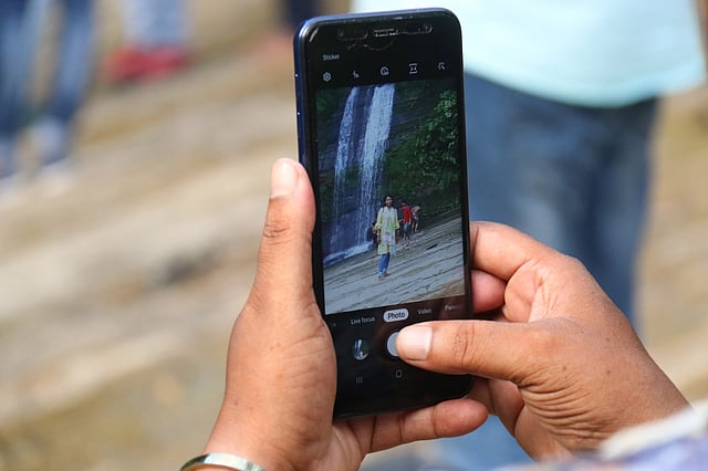 শুধু ঘুরে বেড়ানোই নয়, এর পাশাপাশি সেই স্মৃতি অনেকে ধরে রাখছেন ক্যামেরায়