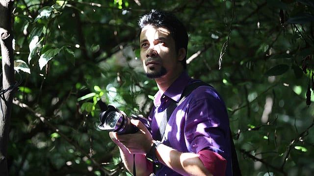 নিজের প্রিয় ক্যামেরা হাতে আশিকুজ্জামান চৌধুরী। ধানমন্ডি, ঢাকা, ২৭ সেপ্টেম্বর। ছবি: আবদুস সালাম