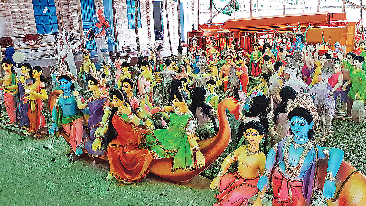 ফরিদপুর সদর উপজেলার ধোপাডাঙ্গা গ্রামে এক বাড়িতে ২৫০টি প্রতিমা তৈরি করেছেন তিনজন প্রতিমাশিল্পী। ছবি: প্রথম আলো