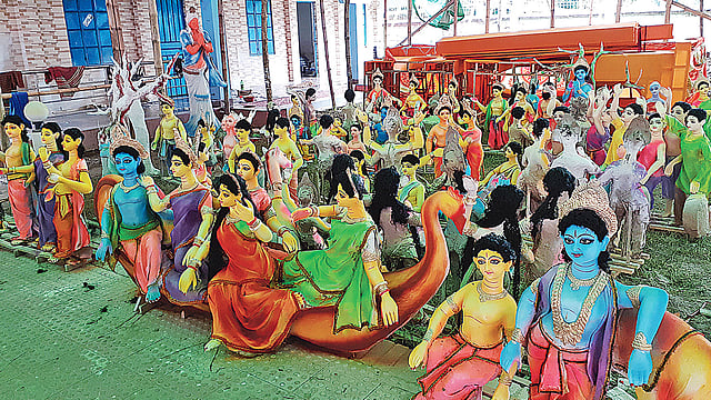 ফরিদপুর সদর উপজেলার ধোপাডাঙ্গা গ্রামে এক বাড়িতে ২৫০টি প্রতিমা তৈরি করেছেন তিনজন প্রতিমাশিল্পী।  ছবি: প্রথম আলো