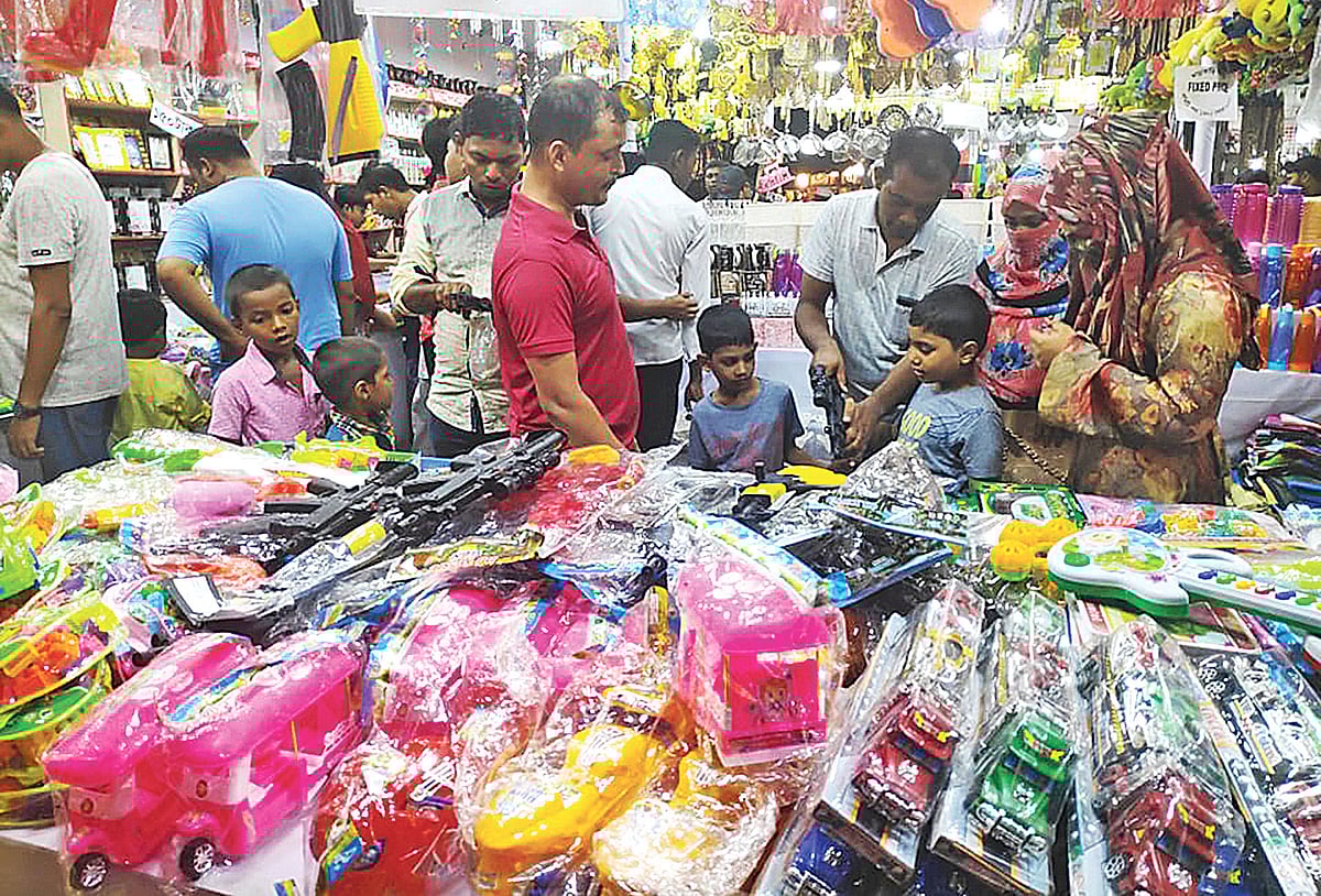 সাতক্ষীরার ৩০০ বছরের ঐতিহ্যবাহী গুড়পুকুরের মেলা। মেলায় আসছে সব বয়সের মানুষ। গতকাল দুপুরে শহীদ আব্দুর রাজ্জাক পার্কে ।  ছবি: প্রথম আলো