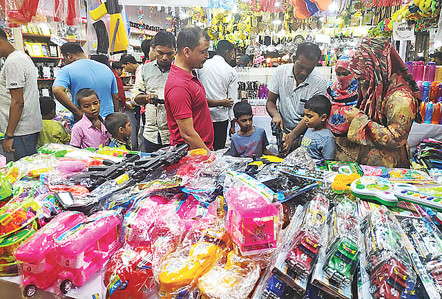 সাতক্ষীরার ৩০০ বছরের ঐতিহ্যবাহী গুড়পুকুরের মেলা। মেলায় আসছে সব বয়সের মানুষ। গতকাল দুপুরে শহীদ আব্দুর রাজ্জাক পার্কে ।  ছবি: প্রথম আলো