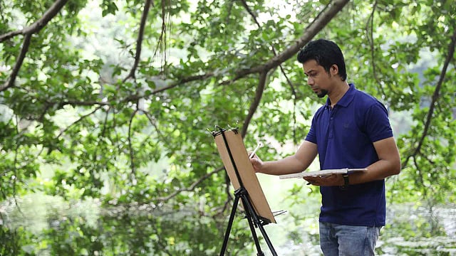 ছবি আঁকায় ব্যস্ত আশিক। ধানমন্ডি, ঢাকা, ২৭ সেপ্টেম্বর। ছবি: আবদুস সালাম