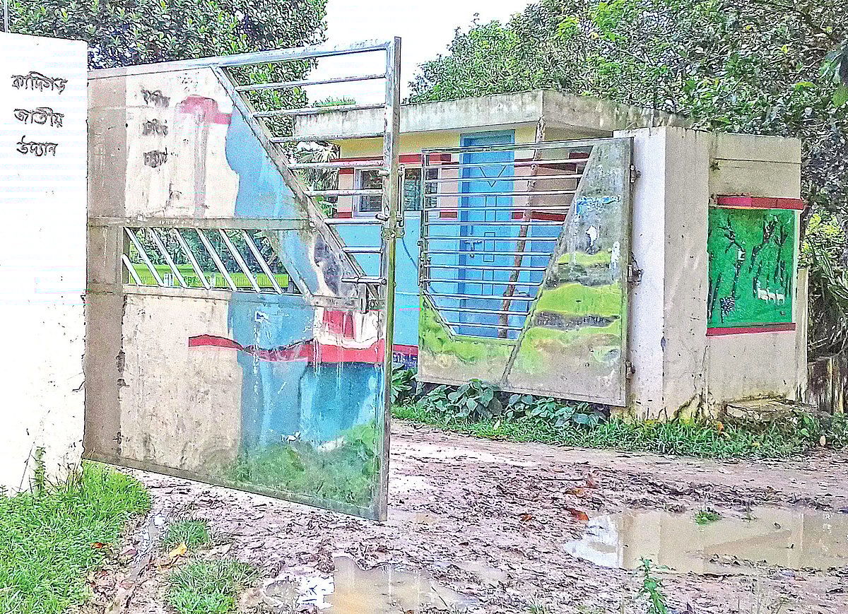 কাদিগড় জাতীয় উদ্যানের প্রবেশমুখেই রাস্তার বেহাল অবস্থা।  ছবি: প্রথম আলো