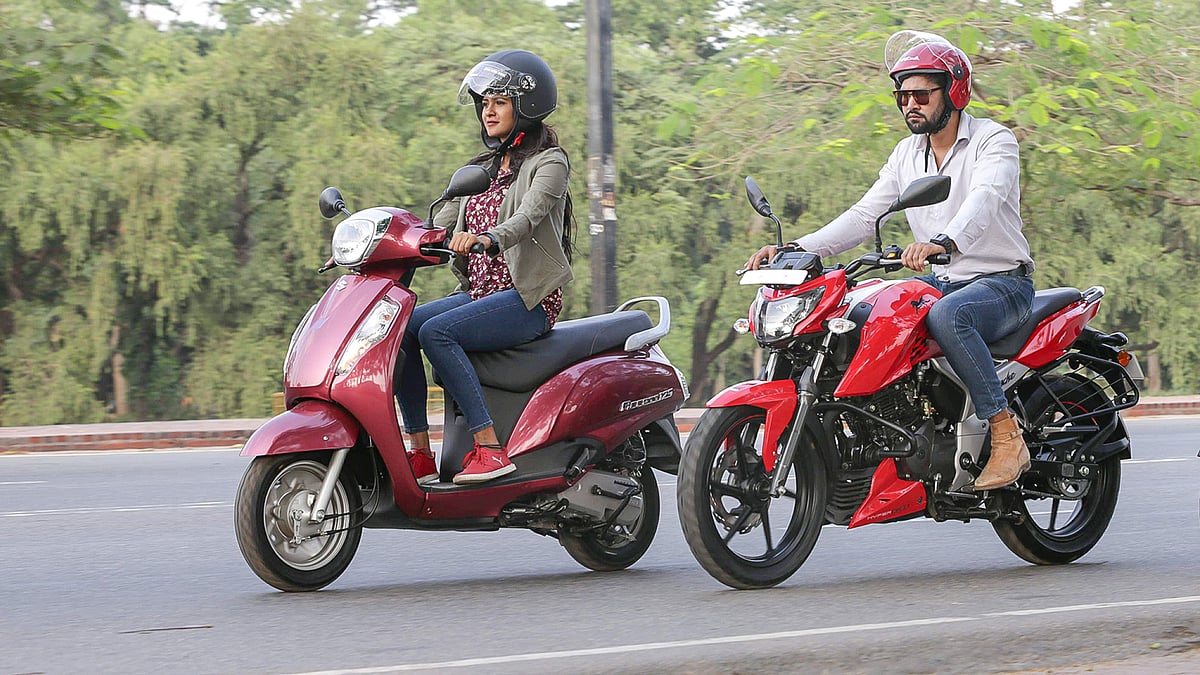ব্যবহার সহজ। চালাতে খরচও তুলনামূলক কম। তাই ব্যক্তিগত বাহন হিসেবে মোটরসাইকেলের চাহিদা দিন দিন বাড়ছে। দেশে উৎপাদিত হওয়ায় দামও মানুষের নাগালে এসেছে। মডেল: তানহা ও রাতুল, ছবি: কবির হোসেন