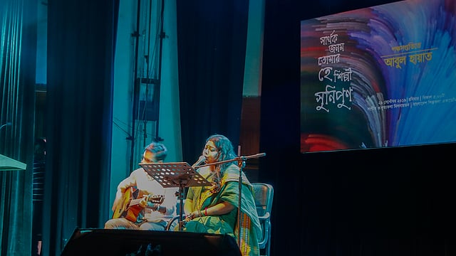 অনুষ্ঠানে গান শোনান ফারহীন খান জয়িতা। ছবি: প্রথম আলো