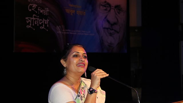 বিপাশা হায়াত বাবাকে নিয়ে লেখা পড়তে গিয়ে অশ্রুসিক্ত হন। ছবি: হাসান রাজা