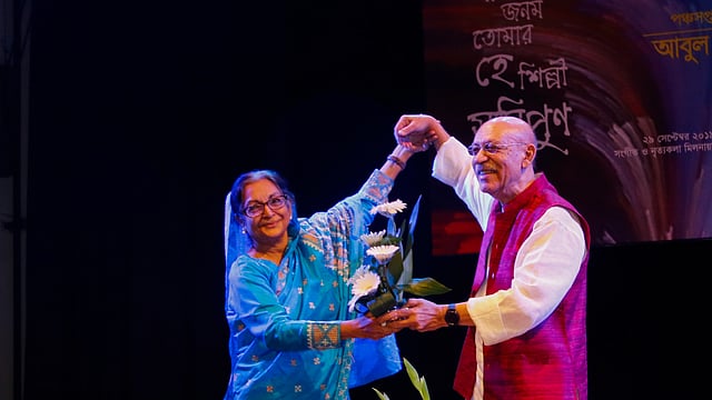 শুভেচ্ছা জানাতে এসে সহ-অভিনেত্রী দিলারা জামানের সঙ্গে এক মুহূর্তের নৃত্য পরিবেশনা। ছবি: হাসান রাজা