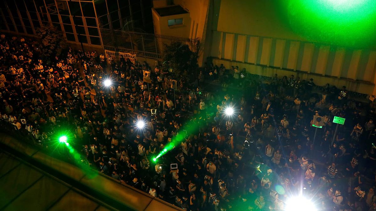 ইতিমধ্যে এক দিনে হংকংয়ের বিক্ষোভে লাখো মানুষকে রাস্তায় জড়ো হতে দেখা গেছে। ছবি: রয়টার্স