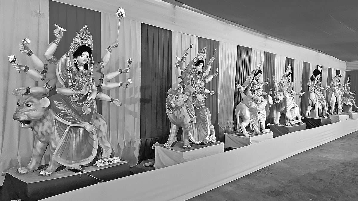 দেবী দুর্গার নয়টি রূপের নয়টি প্রতিমা তৈরি করে সারিবদ্ধভাবে সাজিয়ে রাখা হয়েছে মণ্ডপে। গতকাল সকালে মৌলভীবাজারের শ্রীমঙ্গল উপজেলার মঙ্গলচণ্ডী মন্দিরে।  ছবি: প্রথম আলো
