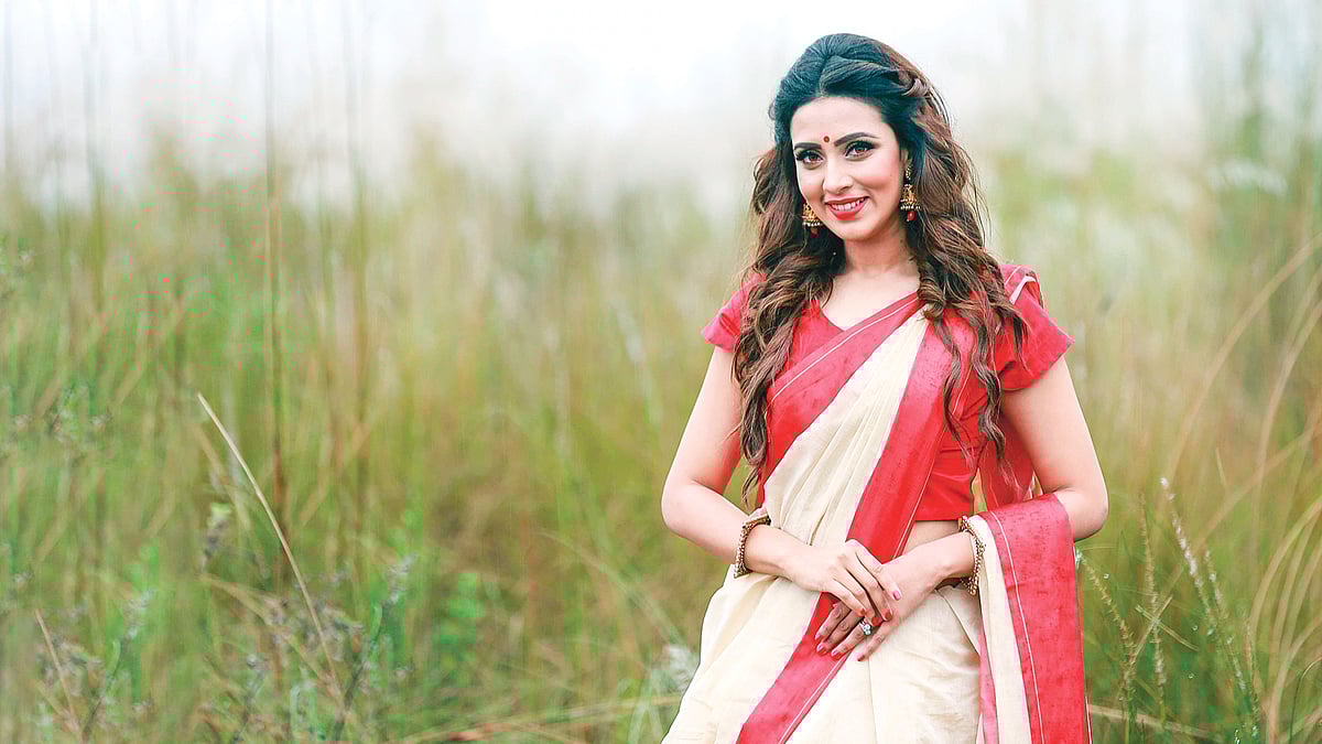 পূজায় লাল–সাদার আবেদন চিরন্তন। মডেল: বিদ্যা সিন্‌হা মিম। ছবি: নকশা