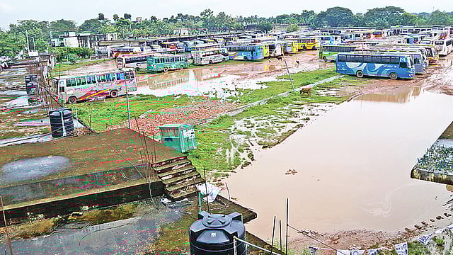 বছরজুড়েই টার্মিনালে জলাবদ্ধতা লেগে থাকায় নেই যাত্রীদের আনাগোনা। রাজশাহীর নওদাপাড়া আন্তজেলা বাস টার্মিনালের এই চিত্র গতকাল সোমবারের।  ছবি: প্রথম আলো
