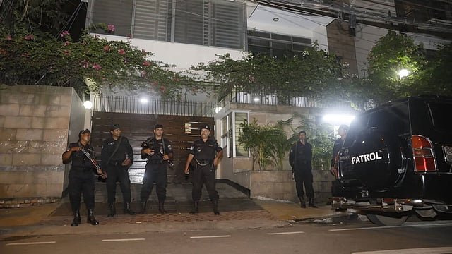 গতকাল সোমবার রাত সাড়ে ১০টার দিকে সেলিম প্রধানের অফিসে অভিযান শুরু করে র‍্যাব-১। ছবি: প্রথম আলো