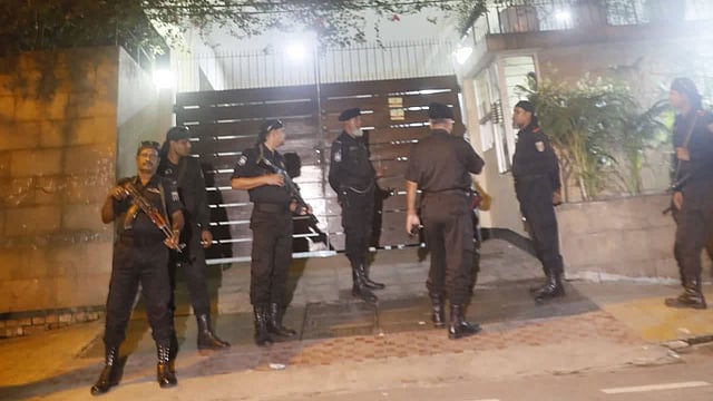 ব্যবসায়ী সেলিমকে প্রাথমিক জিজ্ঞাসাবাদের পর রাতে তাঁকে নিয়ে তাঁর অফিসে অভিযানে যায় র‍্যাব। ছবি: প্রথম আলো