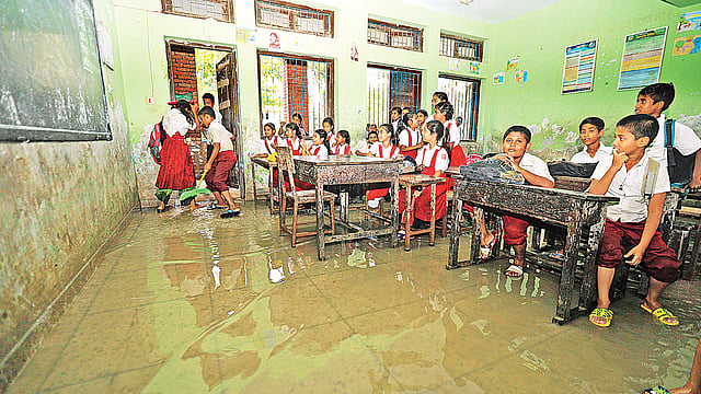 জোয়ারের পানি ঢুকে পড়েছে বিদ্যালয়ের শ্রেণিকক্ষে। শিক্ষার্থীরাই ব্যস্ত পানিনিষ্কাশনে। গতকাল বিকেল সাড়ে তিনটায় আগ্রাবাদের সুলতান আল নাহিয়ান প্রাথমিক বিদ্যালয়ে।  জুয়েল শীল
