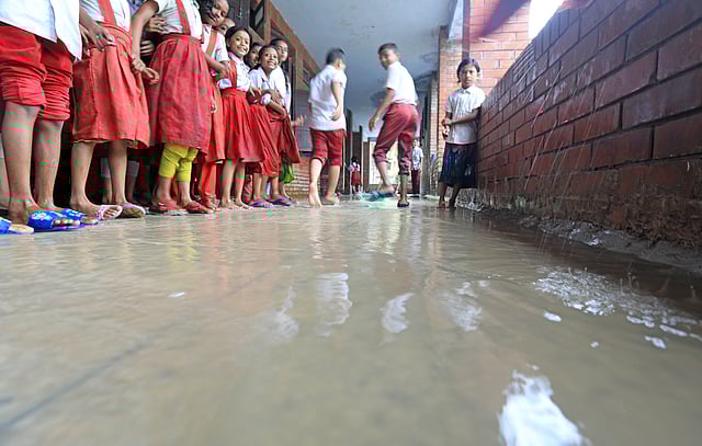 শ্রেণিকক্ষের বারান্দায় পানি