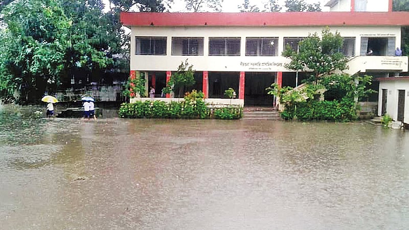 ব্রাহ্মণবাড়িয়ার কসবা উপজেলার মিরতলা সরকারি প্রাথমিক বিদ্যালয়ে বৃষ্টির পানি জমেছে। এ কারণে বিদ্যালয় ছুটি দেওয়া হয়। গত রোববার দুপুরে। ছবি: প্রথম আলো