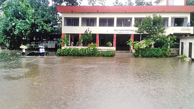 ব্রা‏হ্মণবাড়িয়ার কসবা উপজেলার মিরতলা সরকারি প্রাথমিক বিদ্যালয়ে বৃষ্টির পানি জমেছে। এ কারণে বিদ্যালয় ছুটি দেওয়া হয়। গত রোববার দুপুরে।  ছবি: প্রথম আলো