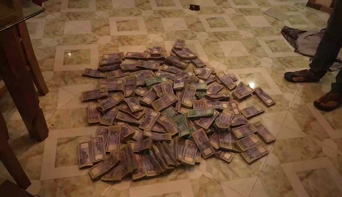 রূপগঞ্জের একটি বাড়ি থেকে উদ্ধার হওয়া টাকা। ছবি: প্রথম আলো