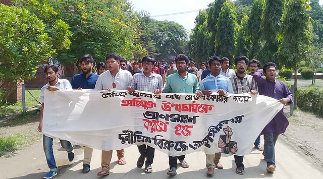 জাহাঙ্গীরনগর বিশ্ববিদ্যালয়ের উপাচার্য ফারজানা ইসলামের পদত্যাগের দাবিতে আন্দোলনকারী শিক্ষক-শিক্ষার্থীদের ধর্মঘট চলছে। আজ বুধবার বেলা সাড়ে ১১টার দিকে বিক্ষোভ মিছিল বের করেন শিক্ষার্থীরা। ছবি: প্রথম আলো