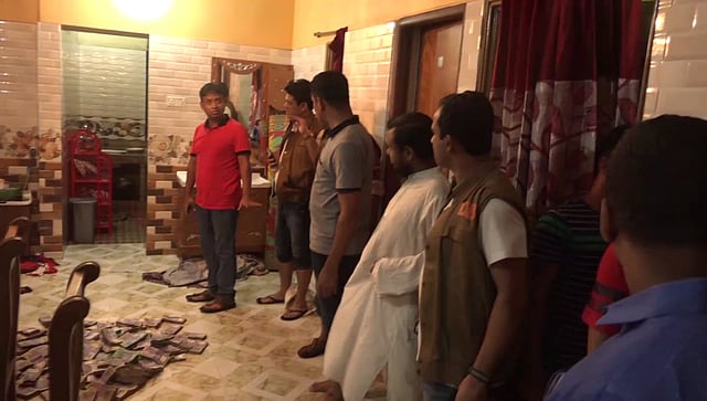 টাকার বৈধ উৎস জানাতে পারেননি বাড়ির লোকজন। ছবি: প্রথম আলো