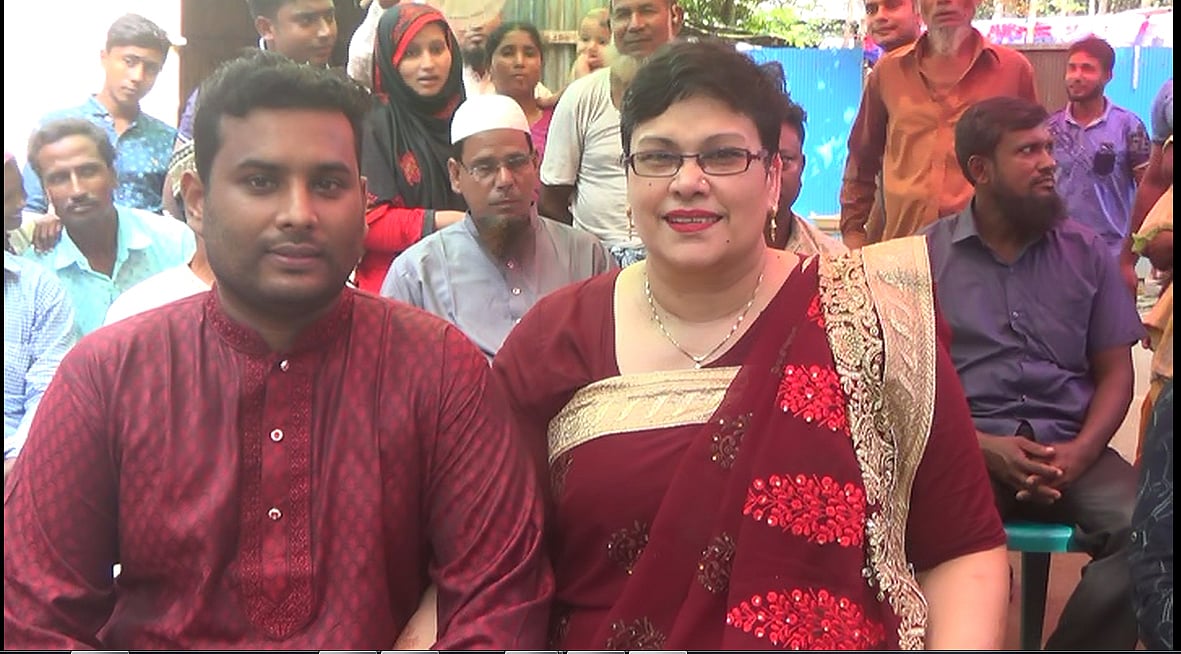 বউভাত অনুষ্ঠানে স্বামী আশরাফ উদ্দিনের সঙ্গে শ্যারুন খান। ফরিদপুর, ২ অক্টোবর। ছবি: প্রবীর কান্তি বালা