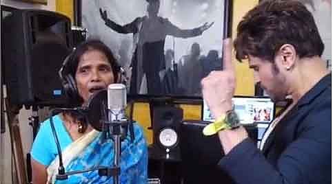 নিজের স্টুডিওতে রানু মণ্ডলের গান রেকর্ড করছেন হিমেশ রেশমিয়া। ছবি: ইনস্টাগ্রাম