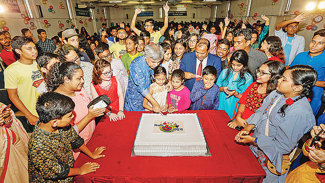 কিশোর আলোর ষষ্ঠ প্রতিষ্ঠাবার্ষিকী উপলক্ষে আয়োজিত অনুষ্ঠানে শিশু-কিশোরদের সঙ্গে নিয়ে কেক কাটেন কিআ সম্পাদক আনিসুল হক ও অতিথিরা। গতকাল রাজধানীর কারওয়ান বাজারে সিএ ভবন মিলনায়তনে।  ছবি: প্রথম আলো