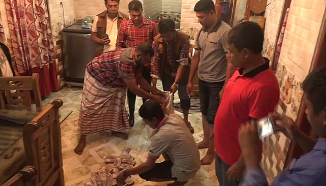 বাড়িটিতে একটি ট্রাংকের মধ্যে ১ কোটি ২৫ লাখ টাকা পাওয়া যায়। ছবি: প্রথম আলো