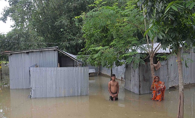 নাটোরের লালপুরের বাকনাই এলাকার পানিবন্দী মানুষ। ছবিটি গতকাল বুধবার তোলা। ছবি: মুক্তার হোসেন