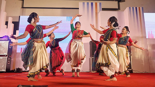 অনুষ্ঠানে নৃত্য পরিবেশনা। কেআইবি মিলনায়তন, ঢাকা, ৩ অক্টোবর। ছবি: সাইফুল ইসলাম