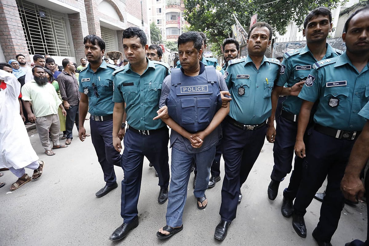 অনলাইন জুয়া ও ক্যাসিনো ব্যবসার মূল হোতা সেলিম প্রধানকে আদালতে হাজির শেষে কারাগারে পাঠানো হচ্ছে। চার দিনের রিমান্ড মঞ্জুর করেছেন আদালত। মুখ্য মহানগর হাকিম আদালত, ঢাকা, ৩ সেপ্টেম্বর। ছবি: দীপু মালাকার