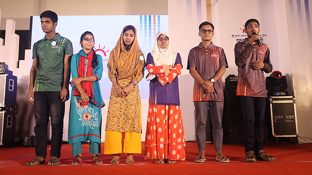 অনুষ্ঠানের মঞ্চে অদম্য মেধাবীরা। কেআইবি মিলনায়তন, ঢাকা, ৩ অক্টোবর। ছবি: সাইফুল ইসলাম