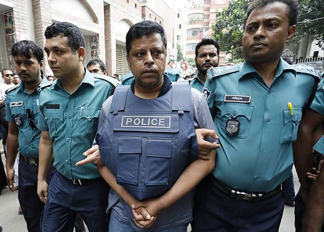 অনলাইন জুয়া ও ক্যাসিনো ব্যবসার মূল হোতা সেলিম প্রধানকে আদালতে হাজির শেষে কারাগারে পাঠানো হচ্ছে। চার দিনের রিমান্ড মঞ্জুর করেছেন আদালত। মুখ্য মহানগর হাকিম আদালত, ঢাকা, ৩ সেপ্টেম্বর। ছবি: দীপু মালাকার