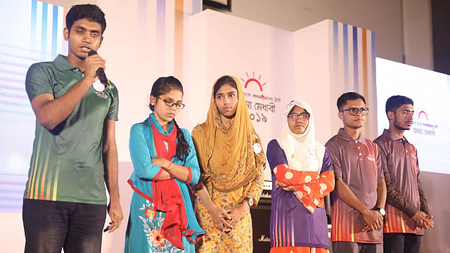 অনুষ্ঠানের মঞ্চে অদম্য মেধাবীরা। কেআইবি মিলনায়তন, ঢাকা, ৩ অক্টোবর। ছবি: সাইফুল ইসলাম