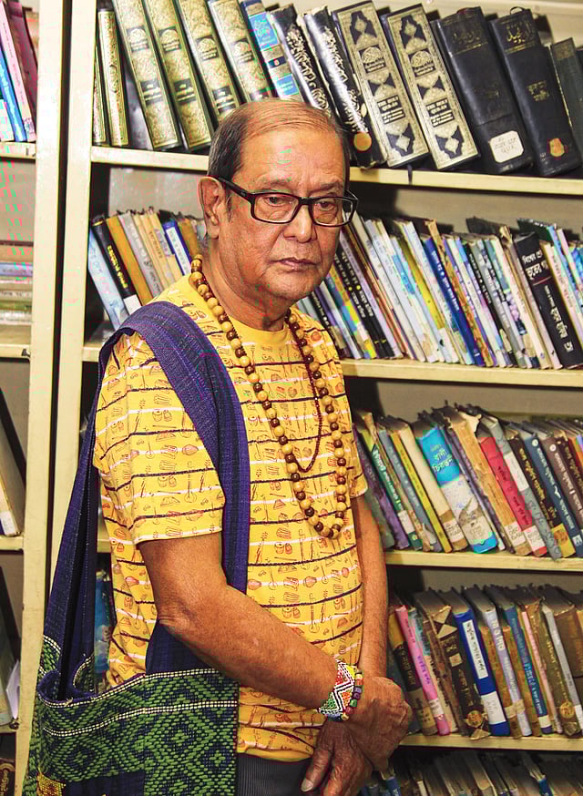 ‘এখন যৌবন যার মিছিলে যাবার তার শ্রেষ্ঠ সময়’—কবিতায় এটি লিখলেও নিজে কখনো মিছিলে যাননি হেলাল হাফিজ। ছবি: জিয়া ইসলাম