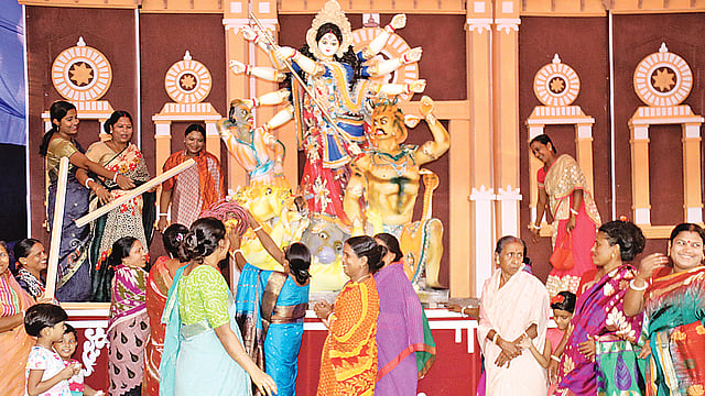 চট্টগ্রাম বিভাগে প্রথম খাগড়াছড়ির শ্রী শ্রী ভুবনেশ্বরী কালীমন্দিরে দুর্গাপূজা উদ্‌যাপন কমিটিতে নারীরা। তাঁরা পূজার সব কাজ করছেন। নারীরা মণ্ডপের কাজ করতে ব্যস্ত। গতকাল খাগড়াছড়ি শহরের শ্রীশ্রী ভুবনেশ্বরী কালীমন্দিরে।  নীরব চৌধুরী
