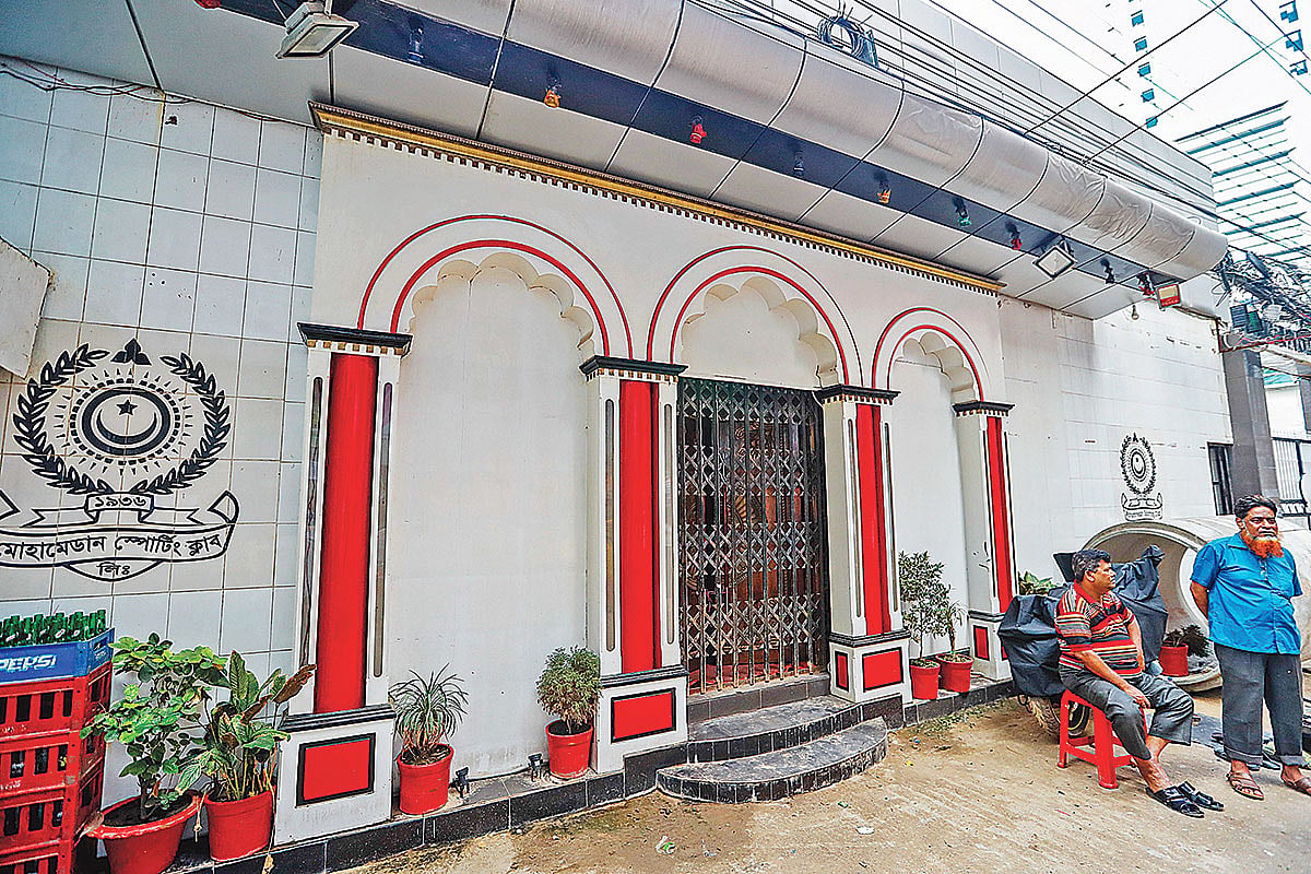 জুয়া ও ক্যাসিনোবিরোধী অভিযানের পর থেকে রাজধানীর মতিঝিলের ক্লাবগুলোর প্রধান ফটকে তালা ঝুলছে। ফুটবলে দলবদল চললেও ক্লাবের সামনে সংশ্লিষ্ট লোকজন তেমন দেখা যাচ্ছে না। গতকাল বিকেলে মোহামেডান স্পোর্টিং ক্লাবের সামনে। ছবি: প্রথম আলো