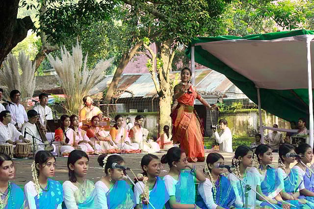 ‘তোমার যা বল তাই বল’ গানের সঙ্গে একক নৃত্য পরিবেশন করেন সুদেষ্ণা স্বয়ংপ্রভা। ছবি: ছায়ানটের সৌজন্যে