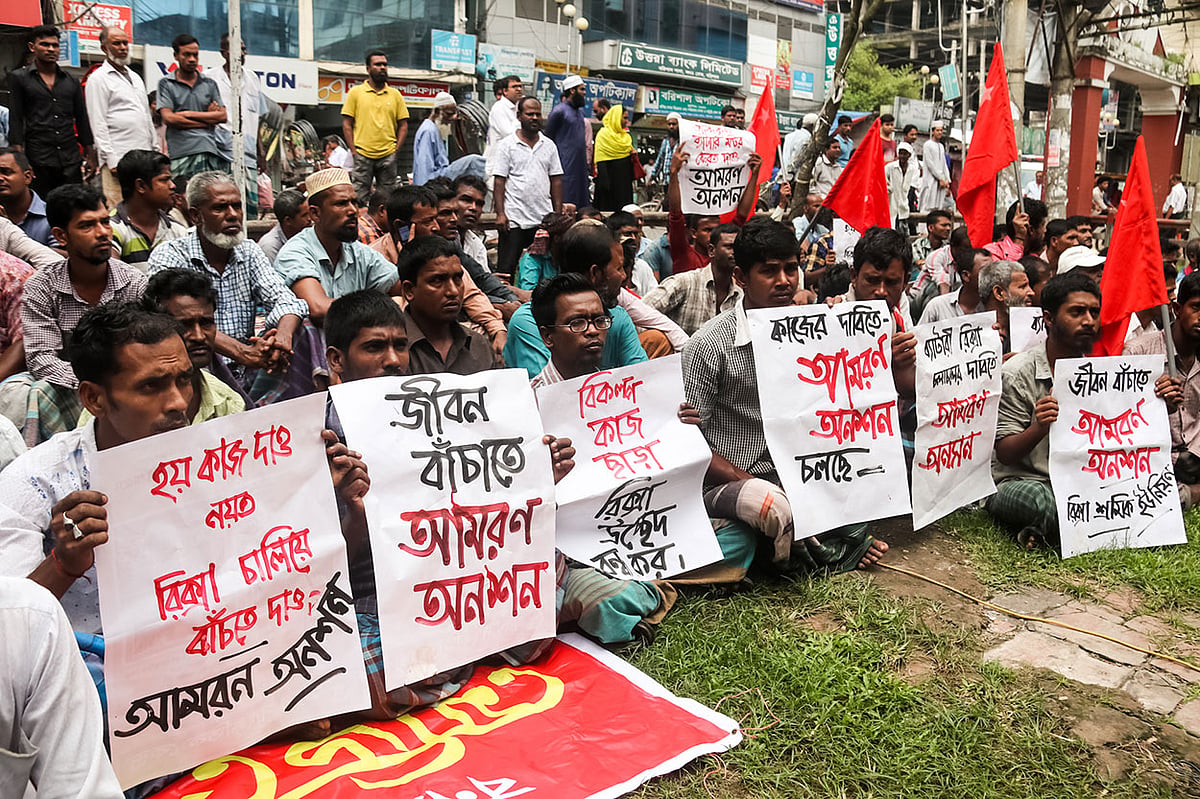 গত বুধবার বরিশাল নগরের অশ্বিনীকুমার হলের সামনে অনশন কর্মসূচি শুরু হয়। ছবি: ফাইল
