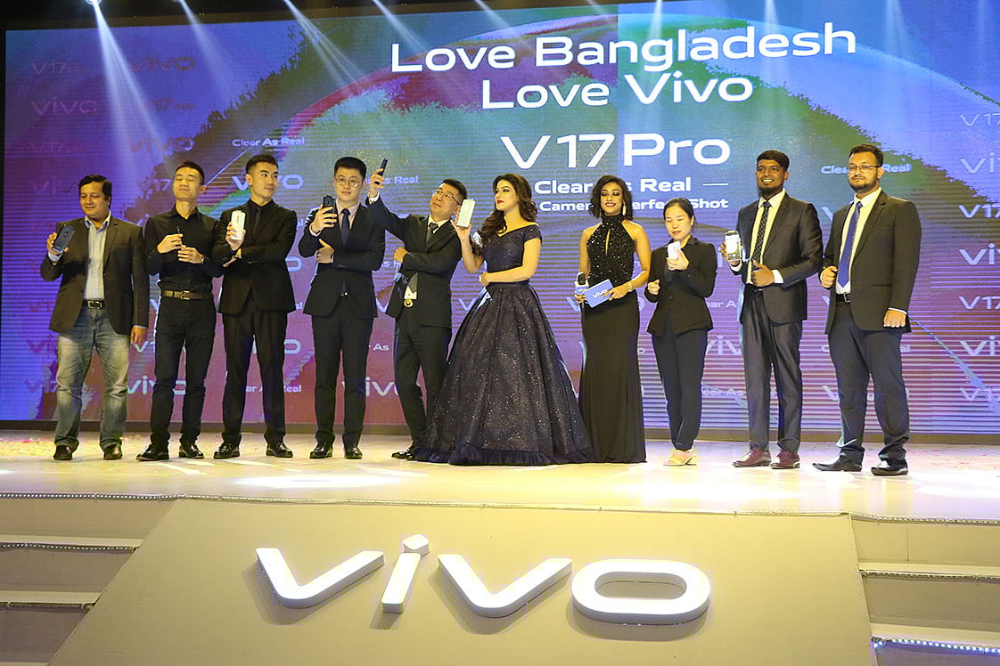 ভিভো ভি১৭প্রো স্মার্টফোনটি উদ্বোধনে মডেলসহ ভিভোর কর্মকর্তারা উপস্থিত ছিলেন। ছবি: ভিভোর সৌজন্যে