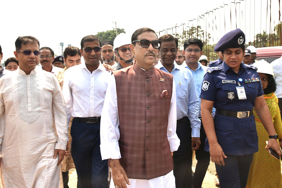 গাজীপুরের কালিয়াকৈর উপজেলার খাড়াজোড়া এলাকায় ঢাকা-টাঙ্গাইল মহাসড়কের চার লেন প্রকল্পের উন্নয়নকাজ পরিদর্শন করেন সড়ক পরিবহন ও সেতুমন্ত্রী ওবায়দুল কাদের। ছবি: ওবায়দুল কাদেরের ফেসবুক পেজ থেকে নেওয়া