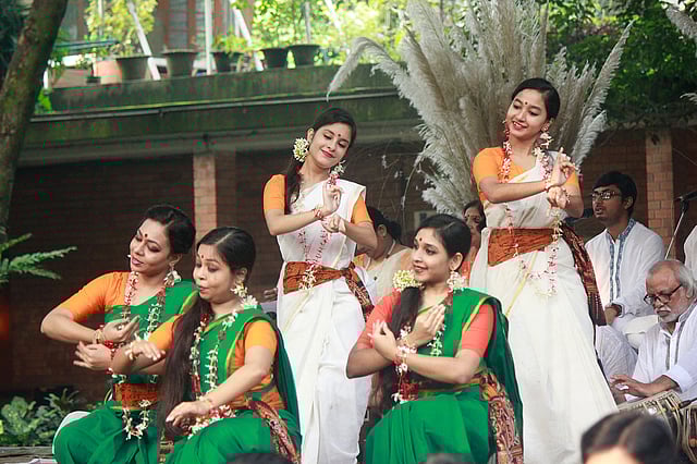 গানের সঙ্গে সমবেত নৃত্য। ছবি: প্রথম আলো