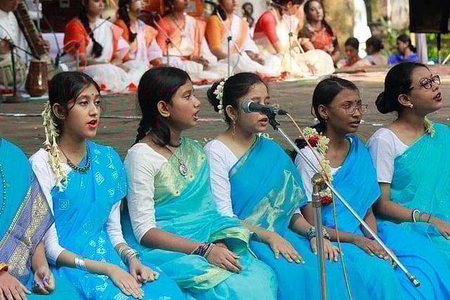 ছিল বেশ কিছু গানের সমবেত পরিবেশনা। ছবি: প্রথম আলো