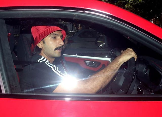 নিজের নতুন গাড়ি নিয়ে মুম্বাইর রাস্তায় রণবীর সিং। ছবি: ইনস্টাগ্রাম থেকে নেওয়া