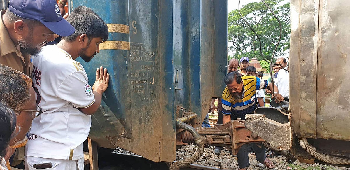 সিলেট থেকে ছেড়ে আসা জালালাবাদ এক্সপ্রেস ট্রেন লাইনচ্যুত হয়েছে। আখাউড়া রেলওয়ে জংশন স্টেশন, ব্রাহ্মণবাড়িয়া, ৪ অক্টোবর। ছবি: প্রথম আলো